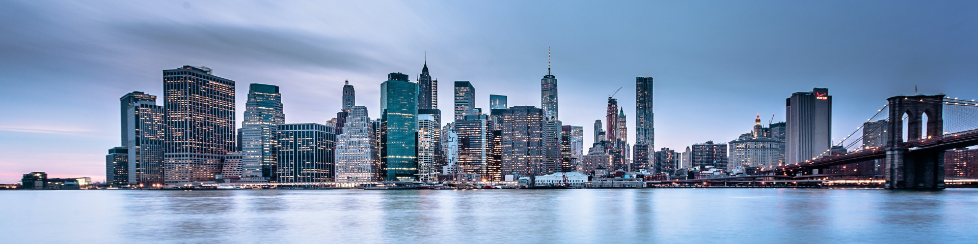 Skyline stad met water en lucht