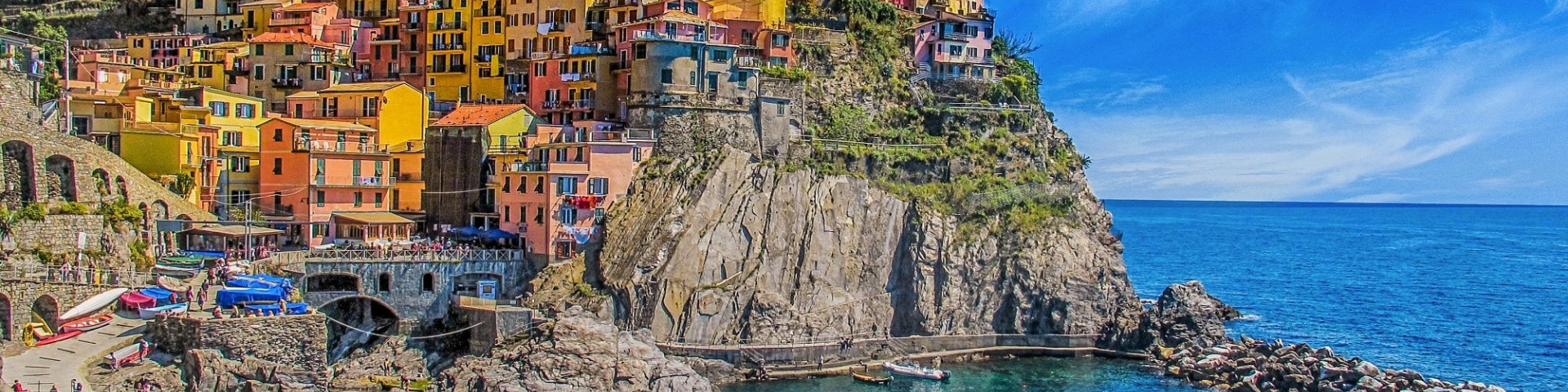 Stadje tegen bergwand